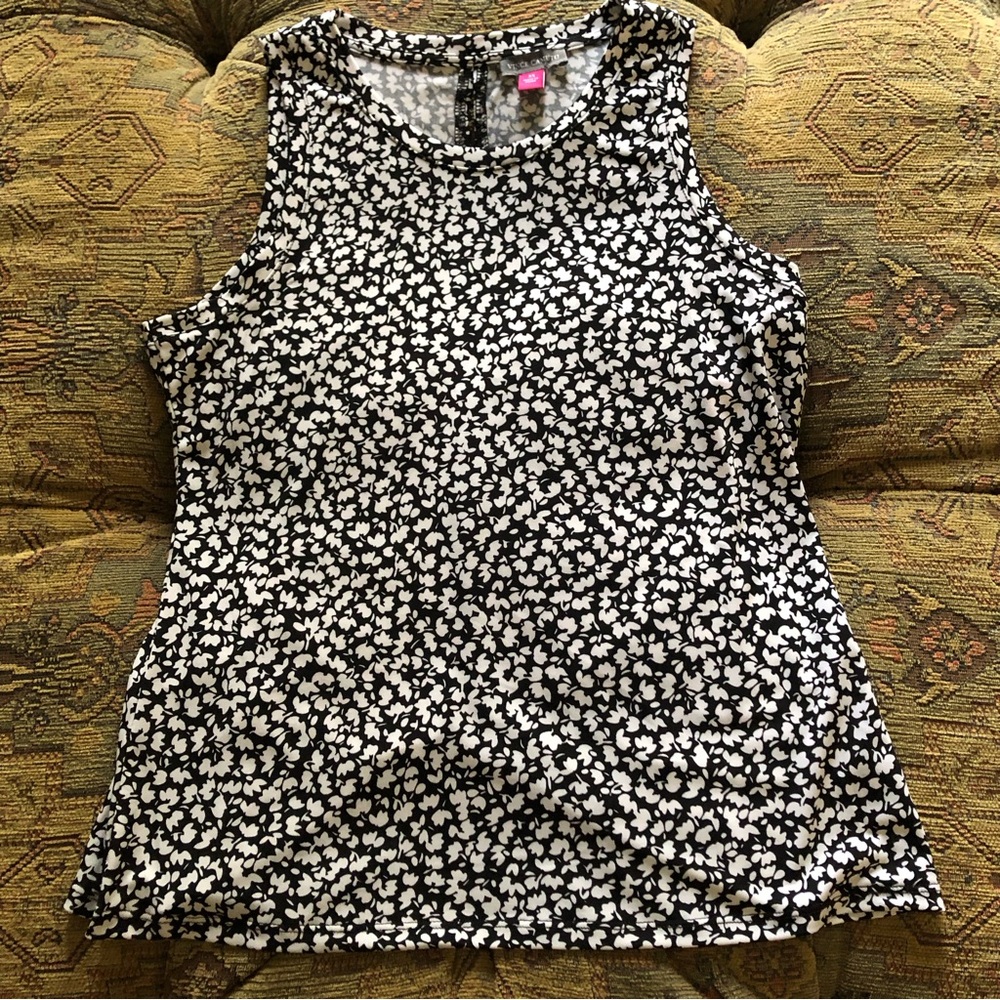 Vince Camuto XS Tank Top *NWT* Black & White Ditsy Floral Slit Keyhole Back